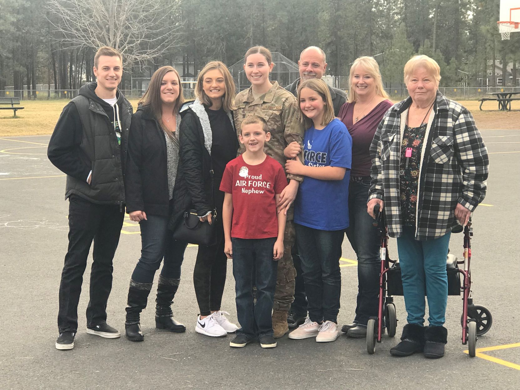 Military sister surprises sister at Lake Spokane Elementary